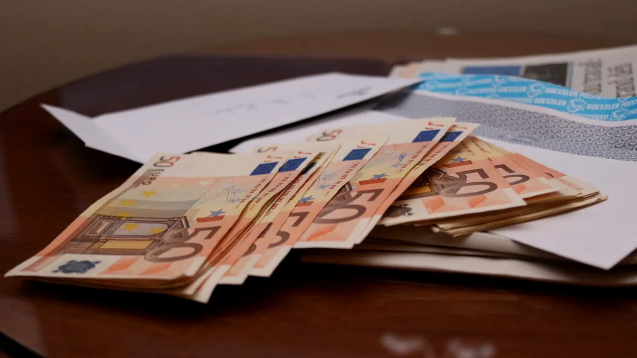 Ce rată plătești la un credit de 5.000 de euro pe 5 ani. Cât plătești în total