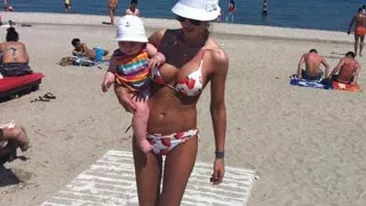 Ce mamica sexy e Ramona Lazuran! Parca n-a nascut niciodata! Uite-o aici in costum de baie cu fetita ei in brate!