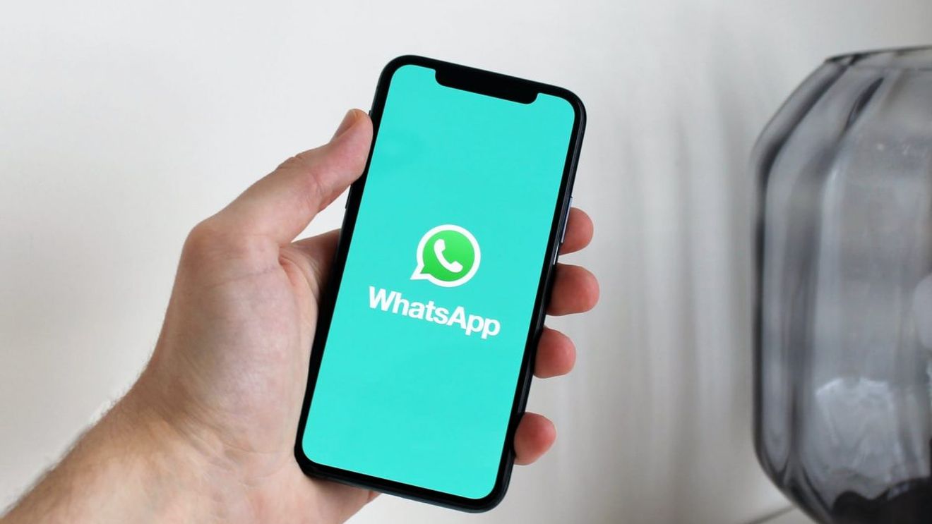 O altă înșelătorie prin aplicația WhatsApp! Cum riști să rămâi fără niciun ban în cont