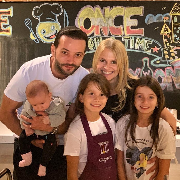 Mihai Morar, tablou de familie. Expresia feței micuței Roua, de neprețuit : ”Inevitabil, una din trei nu are chef de poze”