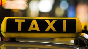 Taximetru lovit de un camion si proiectat intr-un gard din caramida