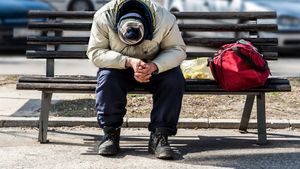 Un om al străzii a fost trimis în judecată, fiindcă a fost prins pe stradă „fără un motiv întemeiat”