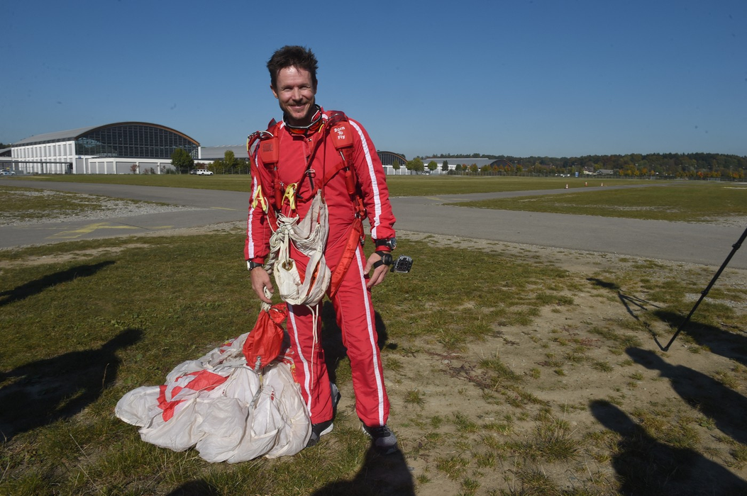 Felix Baumgartner pozează după ce a sărit cu parașuta dintr-un zeppelin la Friedrichshafen, Germania, 16 octombrie 2016. Foto: Profimedia
