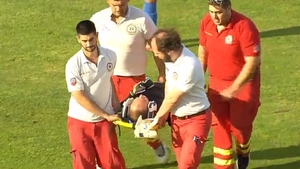 Marius Avram, momente de groază pe teren. Arbitrul a fost scos pe targă de la meciul pe care îl conducea în Europa League