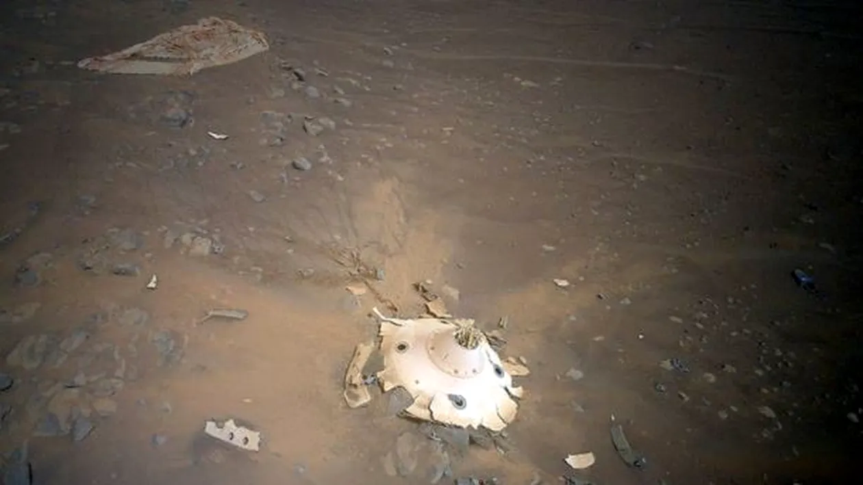 NASA a publicat imagini de pe Marte cu epava unei nave spațiale care pare “de pe altă lume”