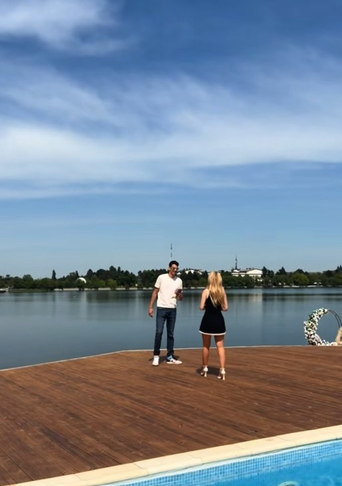 Andreea Bălan îl ține pe Victor Cornea în sala de dans, înainte de nuntă! Repetiții intense pentru valsul mirilor
