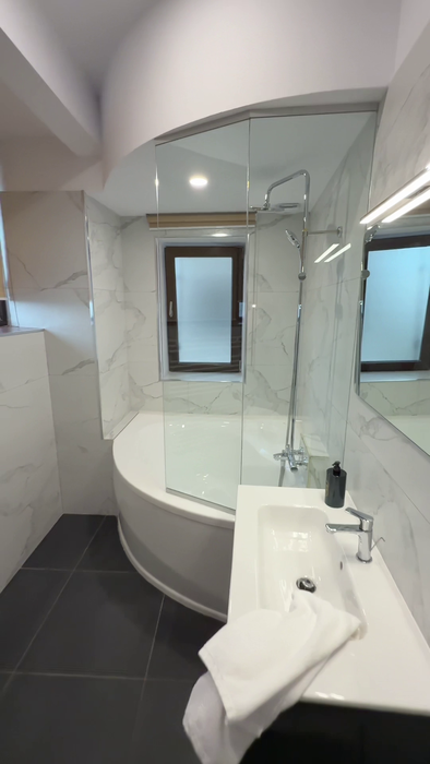 Cum arată penthouse-ul lui Yamato Zaharia. Terasa e uriașă, are jacuzzi, dar tocătorul lui e fascinant!