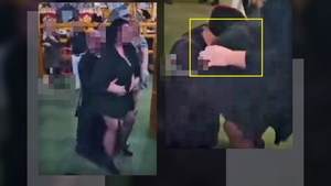 S-a băgat sub fusta femeii și... Popa lovește din nou, după ce a dat bani la lăutari, îmbrăcat în straie bisericești