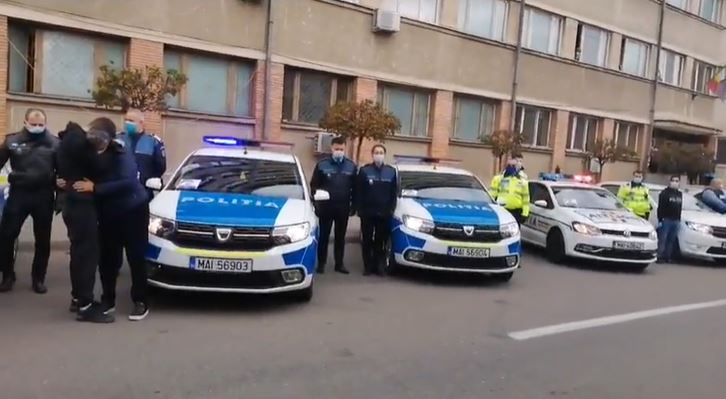 Un polițist din Mehedinți, răpus de infecția cu COVID-19. Imagini cu puternic impact emoțional surprinse la omagiul pe care i l-au adus foștii colegi | VIDEO