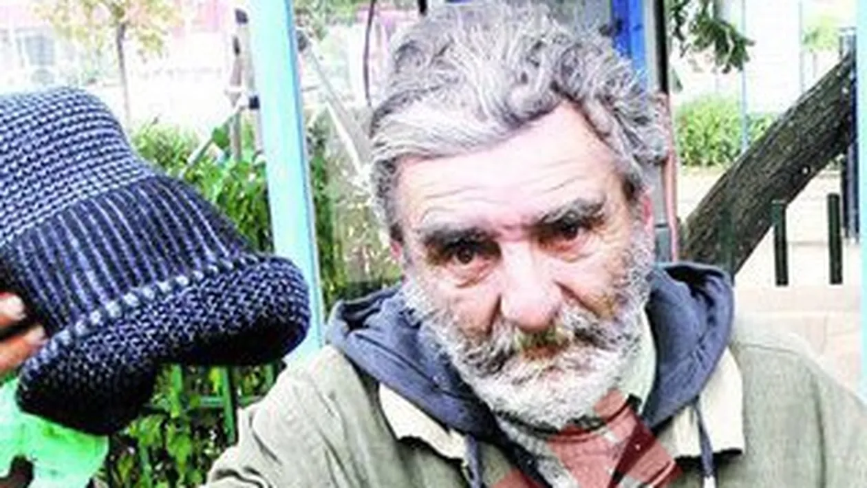 Batranii care dorm in cabina telefonica primesc ajutor!