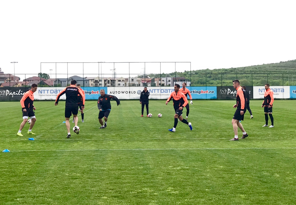 Mario Camora, căpitanul liderului CFR Cluj, a aranjat vitrina clubului pentru a face loc încă unui trofeu: „Vrem să intrăm în istorie cu al doilea titlu câștigat consecutiv!”