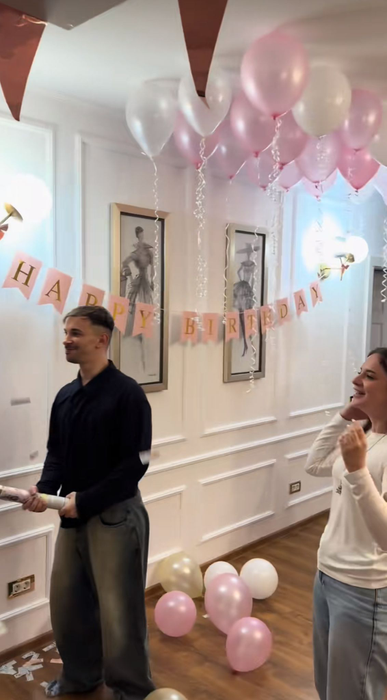 Erika Isac a împlinit 25 de ani și M.G.L. i-a făcut un super cadou de ziua ei! Ce a primit din partea invitațiilor la party