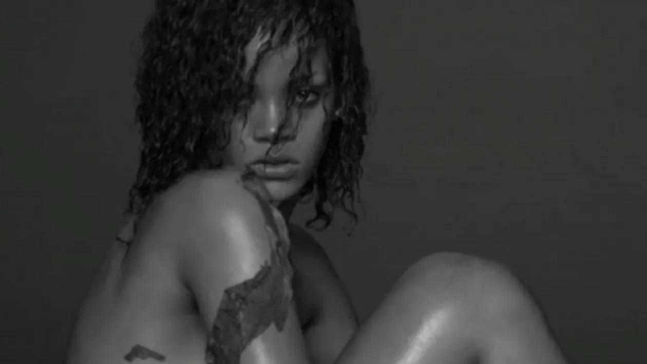 VIDEO Rihanna s-a dezbracat si se freaca cu noroi pe trup