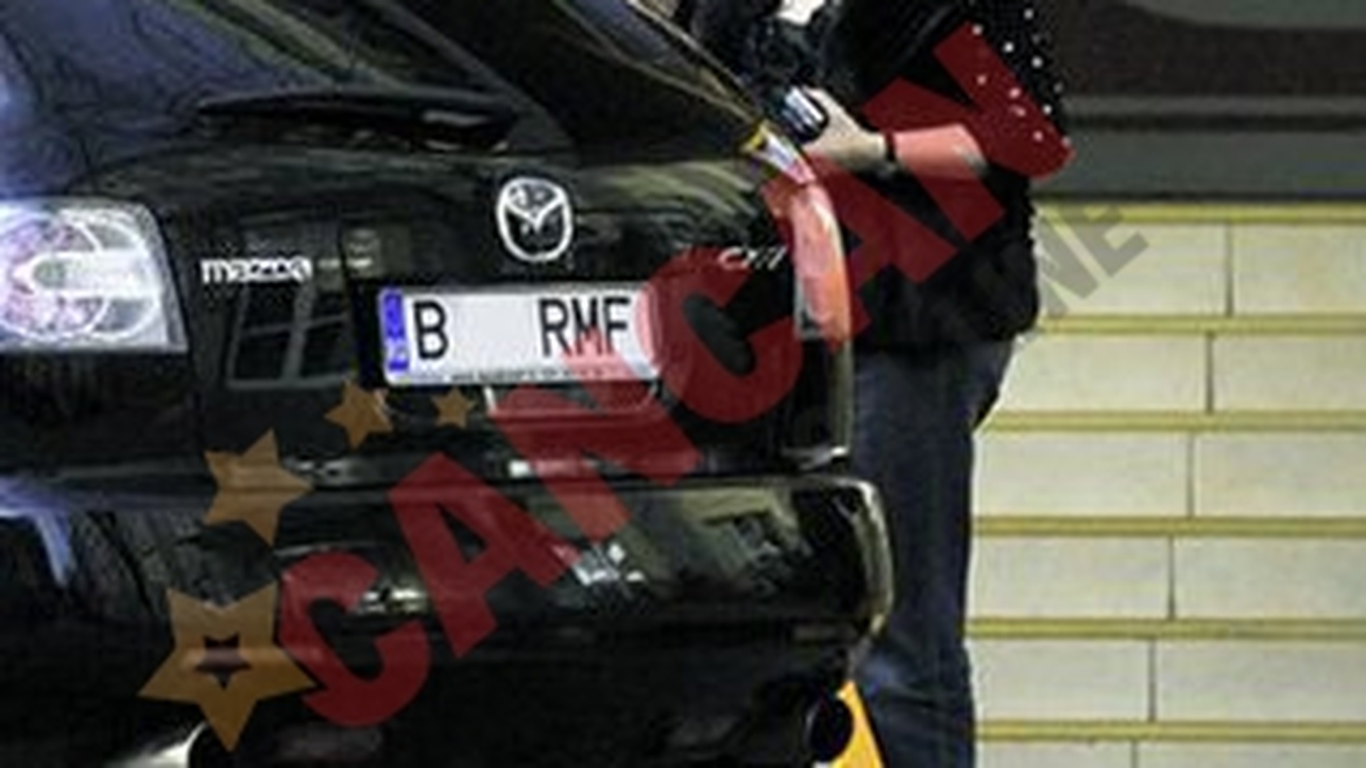 "Stapana timbrelor" poarta vizon si circula intr-o masina cu geamuri negre