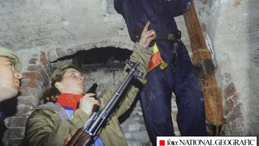 Fotografie document! Mihaela Radulescu a luptat la Revolutie cu arma in mana: Aveam 20 de ani si traiam o aventura