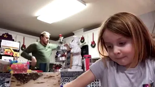 Imaginile care au devenit virale! Un tată talentat și-a exersat mișcările de dans în timp ce fiica lui avea lecții online