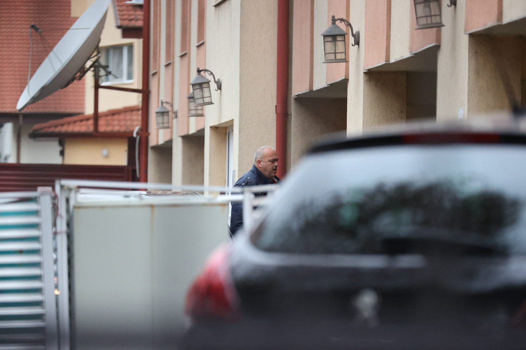 Bogdan Arșinel a intrat în  bloc (Foto: CANCAN.RO)