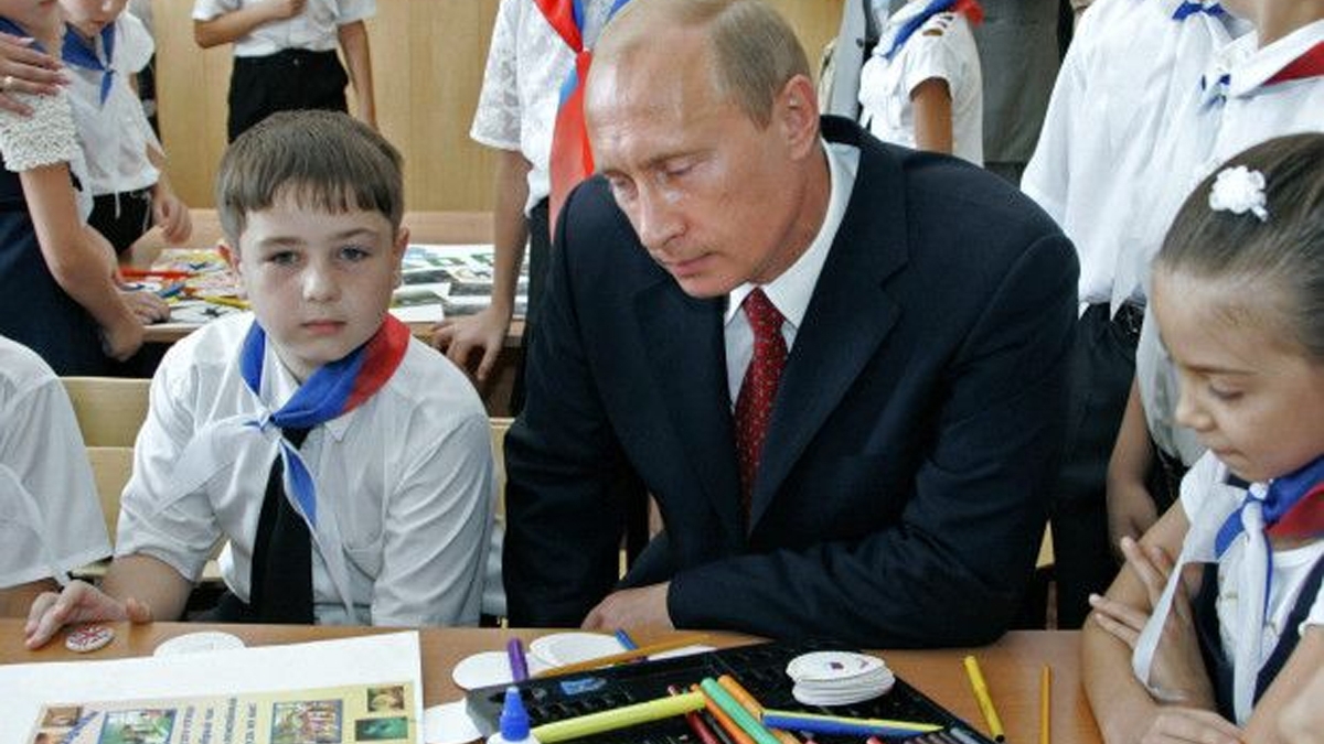 BANCUL ZILEI | Vladimir Putin vizitează o școală din Moscova
