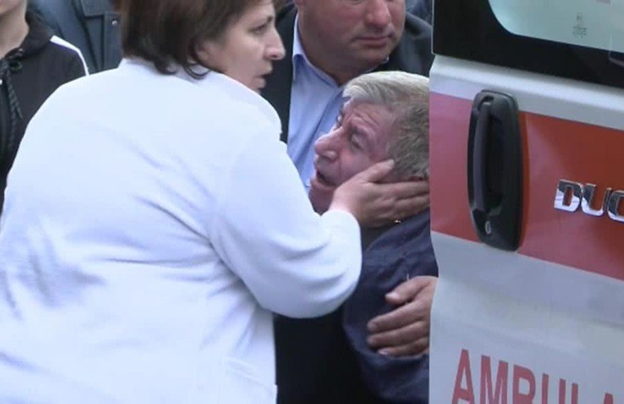 Mamei lui Ilie Balaci i s-a făcut rău la căpătâiul fiului ei! A fost chemată o ambulanță