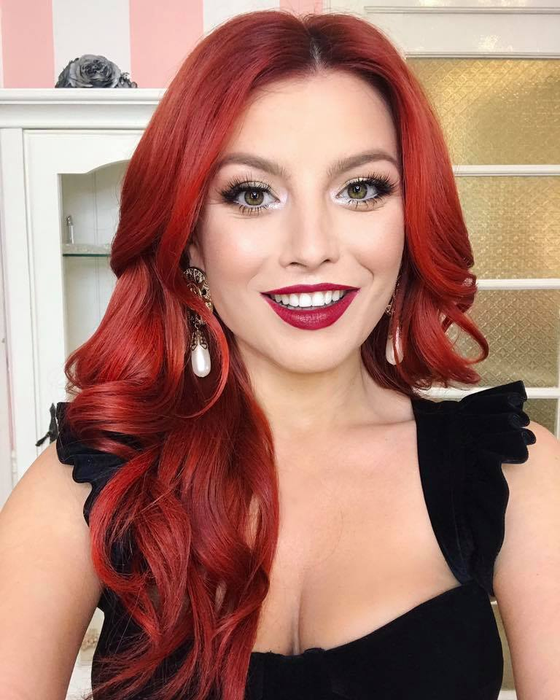 Ce-şi doreşte Elena Gheorghe de Crăciun? ”Ştie Moşul, ceva roşu şi…”