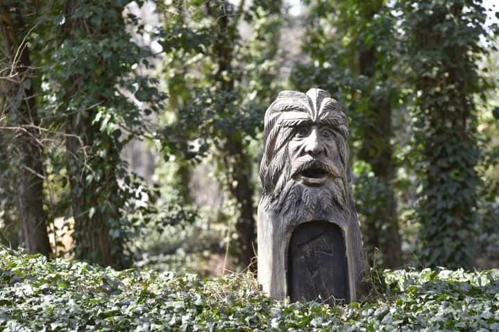 Una dintre sculpturile realizate de Gabriel Rizea din arborii căzuți