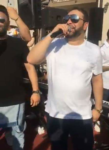 Dedicațiile au curs cu nemiluita