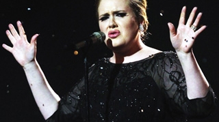 Adele i-a raspuns designerul Karl Lagerfeld, dupa ce a facut-o grasa! "Reprezint majoritatea femeilor si sunt mandra de asta"