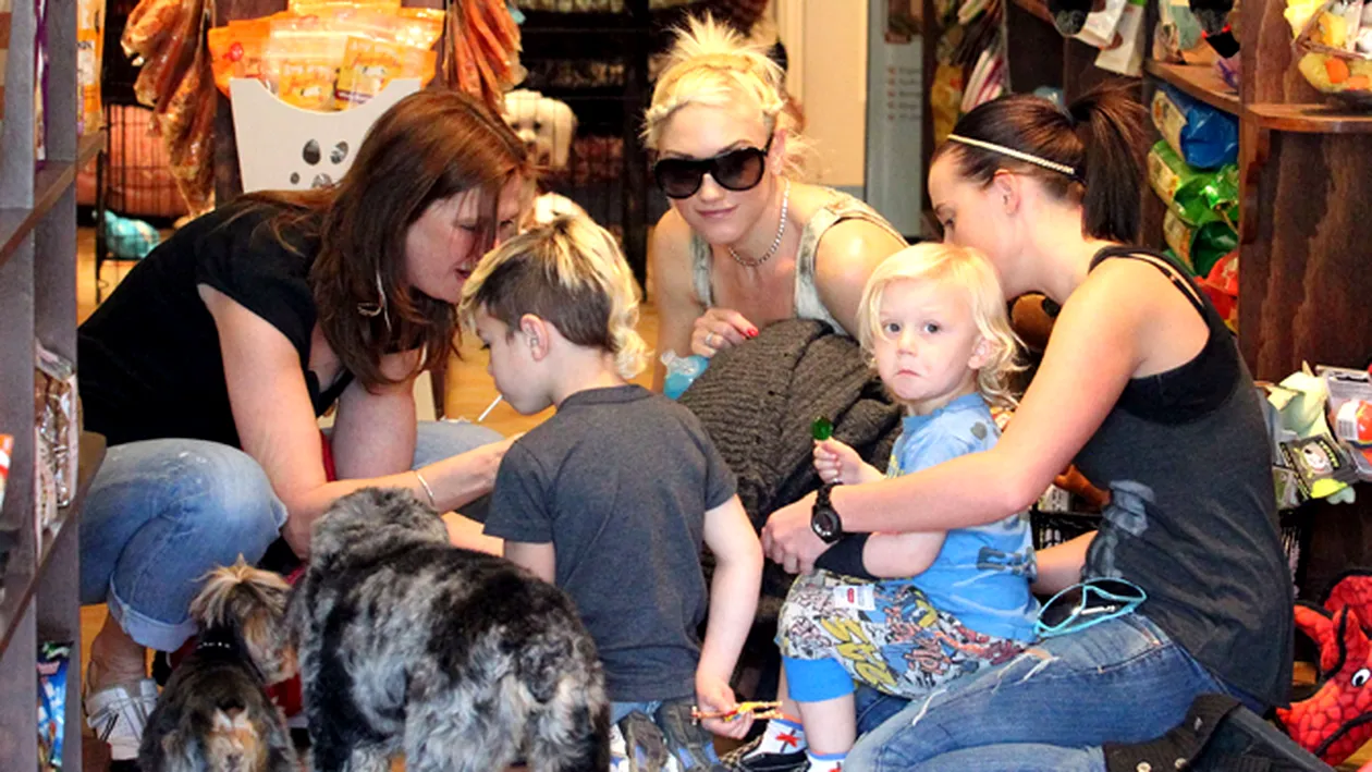 Gwen Stefani sI baietii ei s-au intins pe jos la pet shop