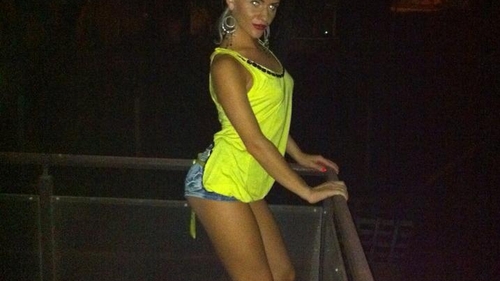 Este blonda, sexoasa si stie sa-si imite idolul! Anda Adam are o sosie destul de reusita in Cluj-Napoca! Imagini sugestive!