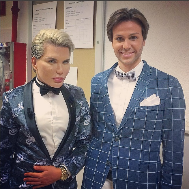 Rodrigo Alves nu este singurul bărbat pasionat până la extrem de operaţiile estetice, fiindcă recent "Păpuşa Ken" s-a fotografiat alături de Erik Putzbach, cel mai operat bărbat din Spania!