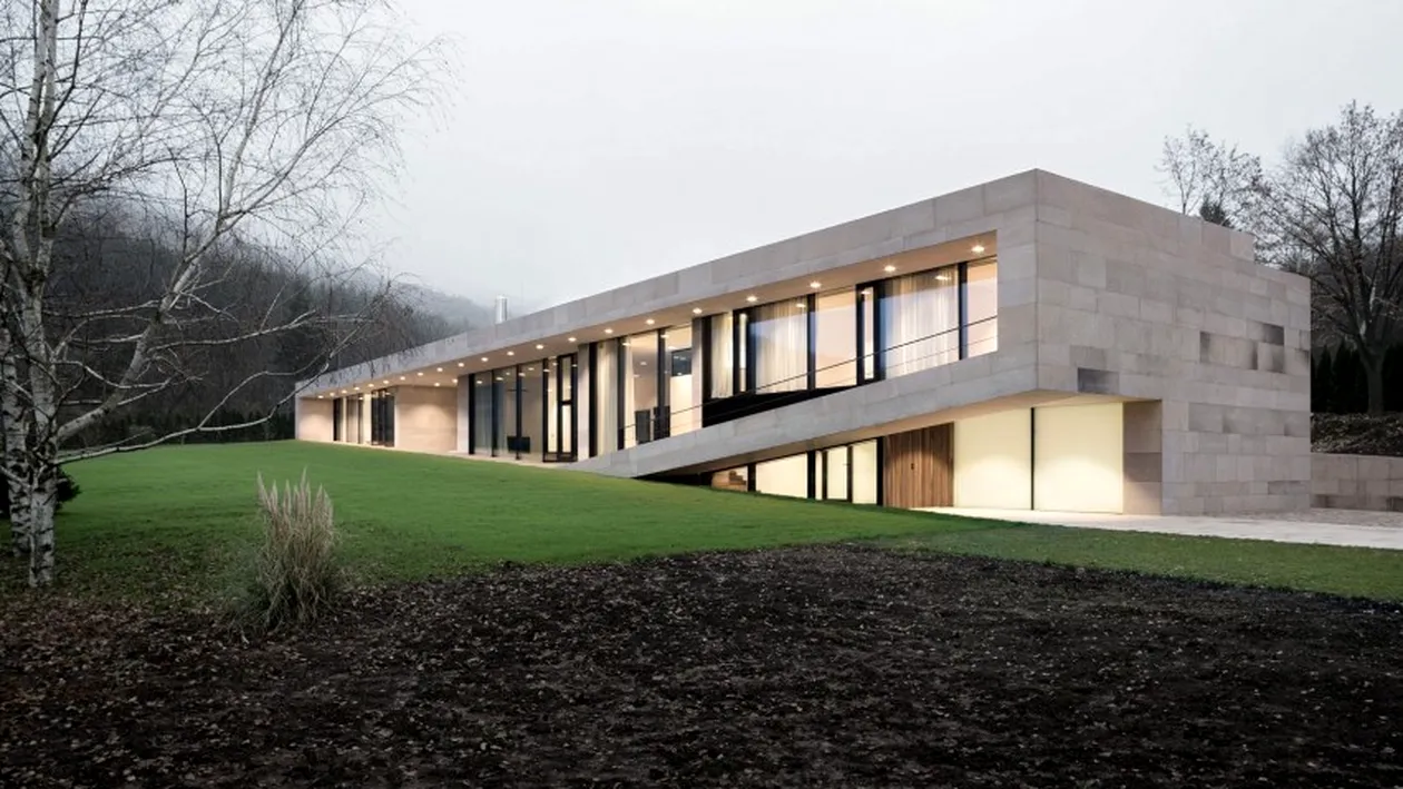 Casa din piatră – rafinament şi eleganţă! Designul unic şi amplasamentul o fac o raritate! Cum arată la interior