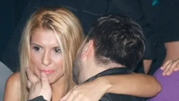 Manelistul nu s-a putut decide intre o blonda, o bruneta si o roscata. Salam a sarit pe toate femeile din club!