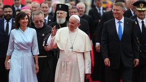 Papa Francisc, așteptat de mii de români pe traseul de la aeroport către Palatul Cotroceni