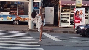 O tânără din Iași a ridicat piciorul la semafor în fața șoferilor și s-a văzut tot! Cine era bruneta sexy