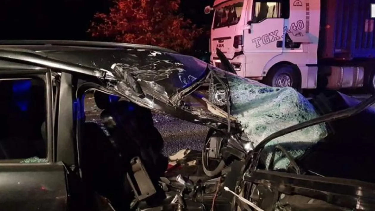 Accident mortal în Cluj! Un șofer de 28 de ani a intrat cu mașina într-un TIR