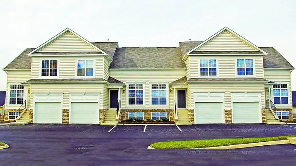 Colegi si prieteni, mai nou si colocatari. Razvan si Dani se muta impreuna!