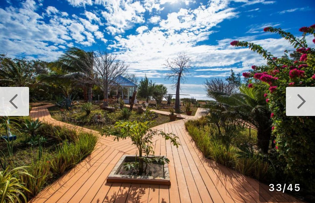 Nu e o glumă! Cât costă o noapte de cazare la hotelul din Madagascar al lui Radu Mazăre