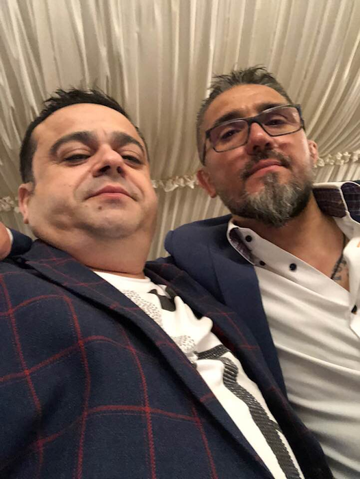 Adi Minune a dezvăluit ce poartă mereu pe sub sacou! Imaginea i-a făcut pe mulți să aibă lacrimi în ochi