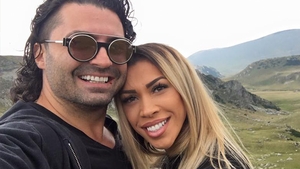 Şi-a etalat formele apetisante într-o rochie mulată şi decoltată! Cum a apărut RALUCA PASTRAMĂ la nunta lui WHAT`S UP