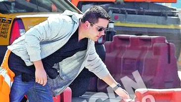 Cele doua fete ale milionarului Costelus Casuneanu. Pe santier munceste ca un zilier, la volan este boier