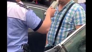 Șeful Serviciului Juridic din Primăria Bacău s-a ales cu dosar penal, după ce s-a urcat beat la volan și a tamponat patru mașini parcate