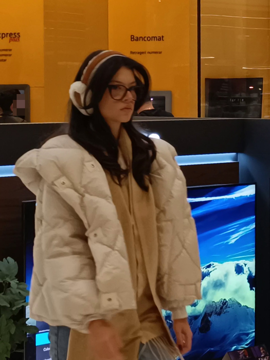 Cleopatra Stratan, singură la mall