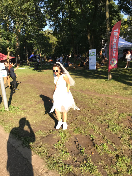 Nu au putut sta departe de UNTOLD. S-au căsătorit la Primărie, după care… Cum au apărut doi tineri la cel mai mare festival din Europa