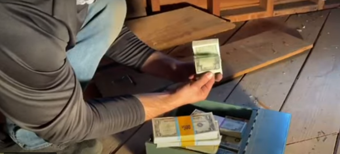 Incredibil ce au găsit în mansarda casei lor. Averea familiei era ascunsă în podea