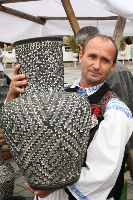Meșterul olar Ionel Cococi este o vedetă a târgurilor de profil