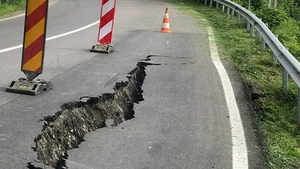 S-a surpat o porțiune din drumul național care leagă Târgoviște de Sinaia. Circulație îngreunată spre munte