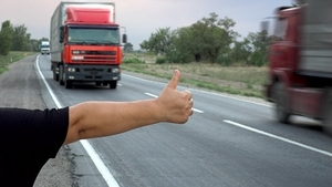 Trei tineri au trait spaima vietii lor! Luati la autostop, apoi batuti si jefuiti de bani si de telefoane