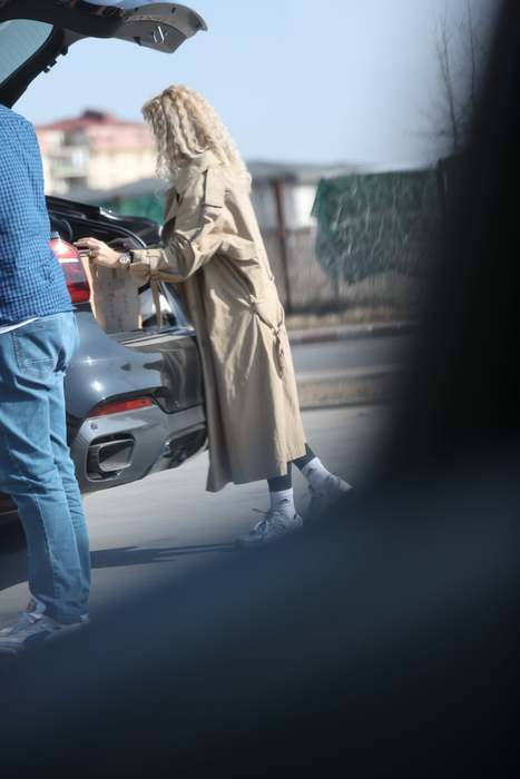 Andreea Bănică și-a cumpărat o lustră și o pune în portbagaj (Foto: CANCAN.RO)