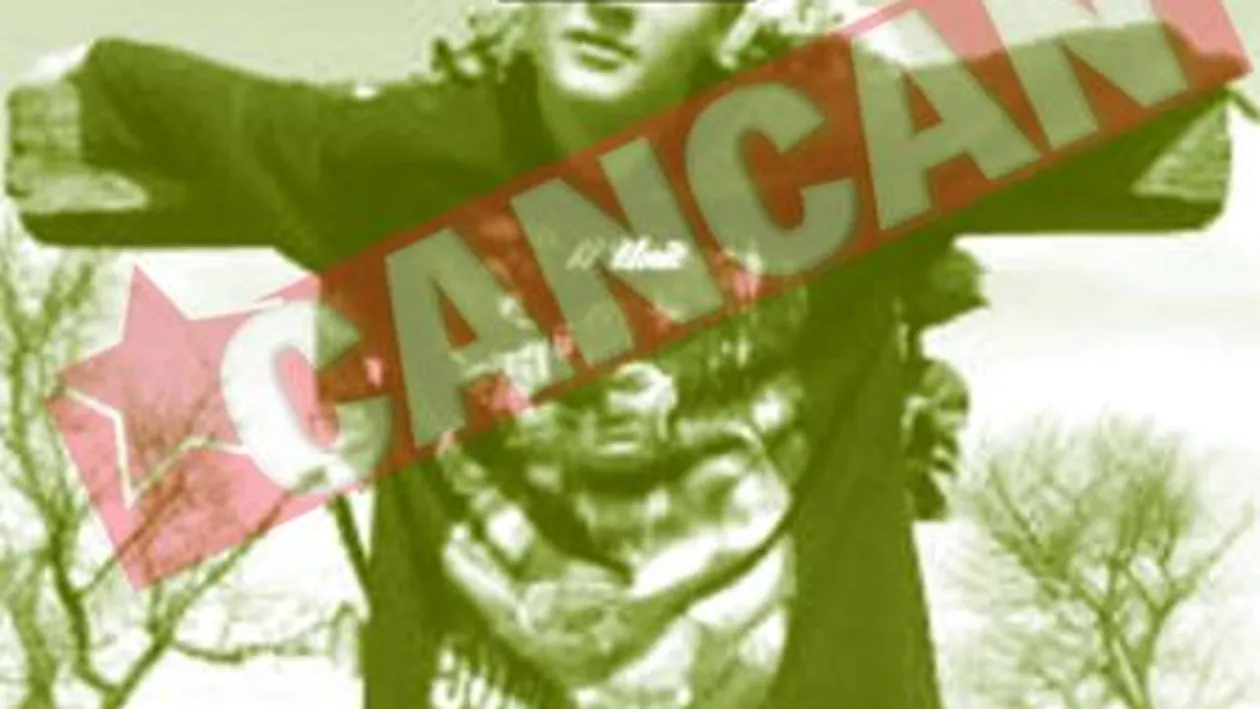 Au scos oasele mortilor din sicrie si s-au fotografiat cu ele