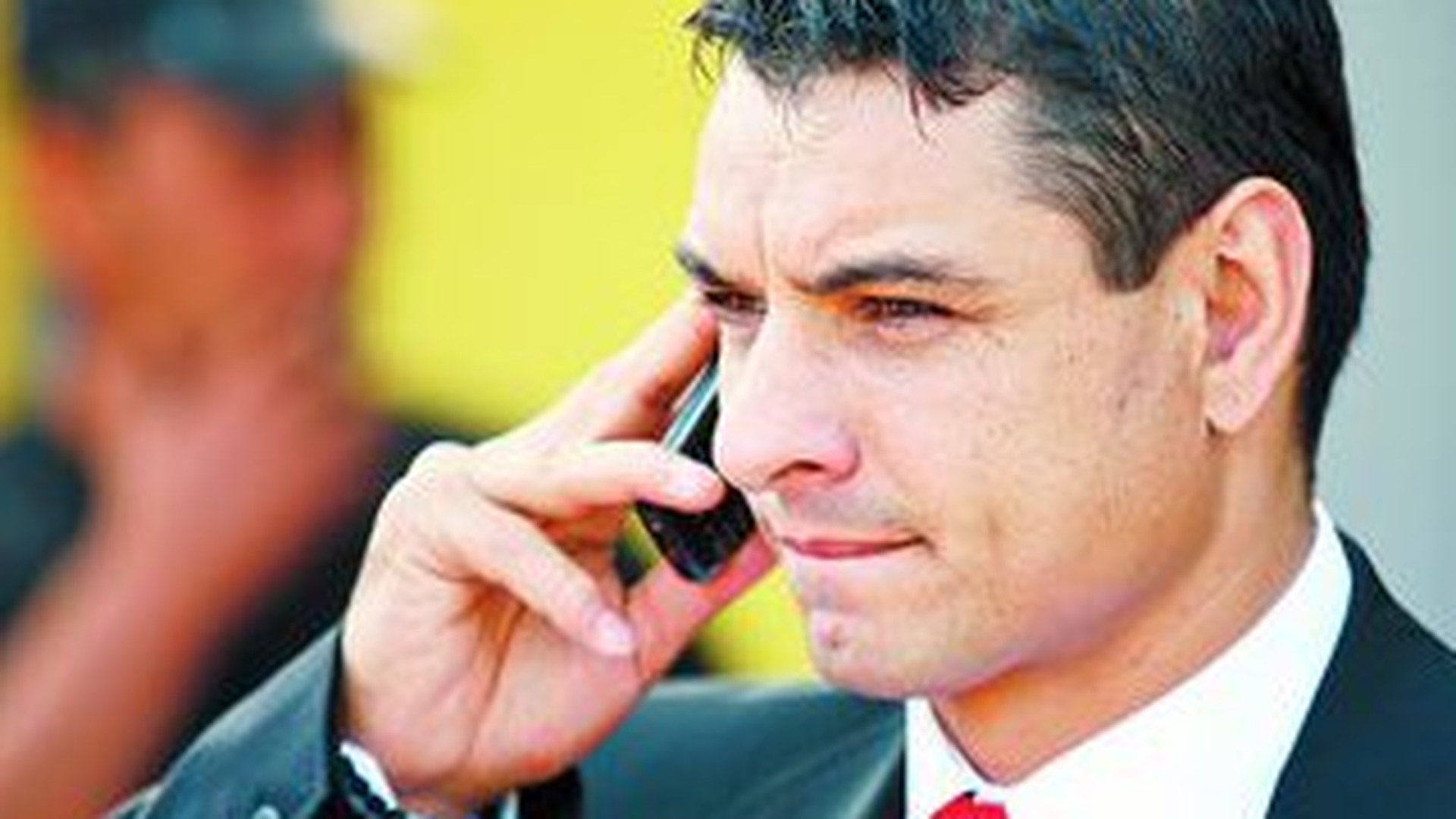 Si-a schimbat numarul ca sa nu vorbeasca de divort